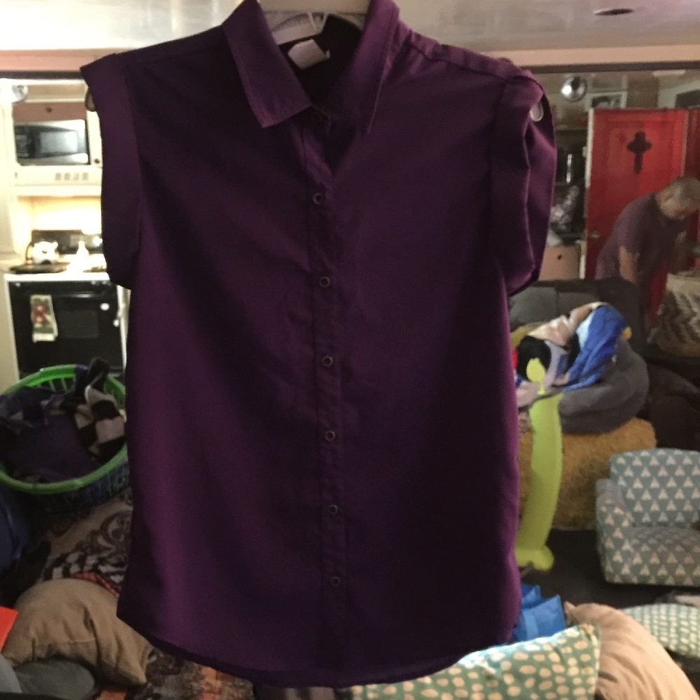 Windsor sleeveless purple button down blouse